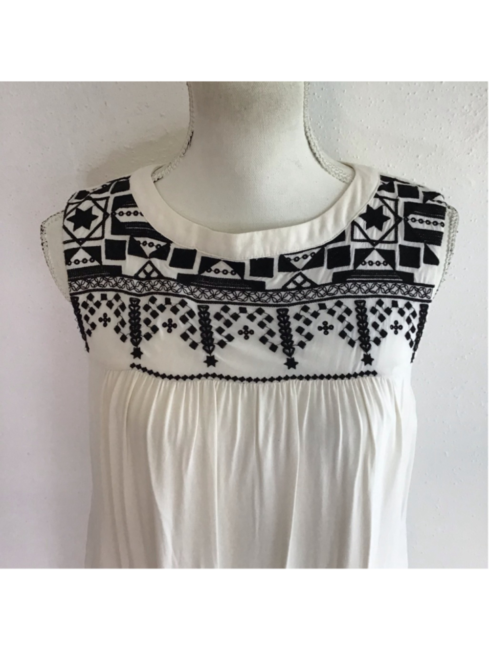 Love Fire Women Elegant White & Black Embroidered Sleeveless Mini Dress M - Picture 5 of 13